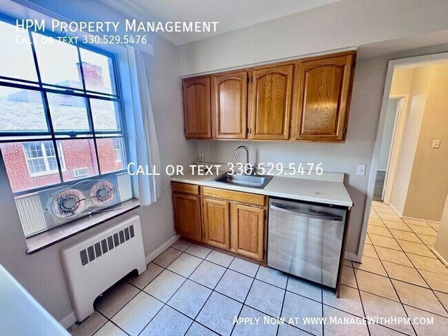 Foto del edificio - 15725 Van Aken Blvd
