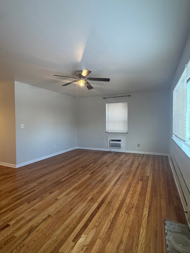 Building Photo - 1145 Fenmore Dr