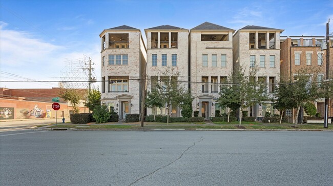 Building Photo - 1005 St Charles St