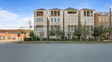 Building Photo - 1005 St Charles St