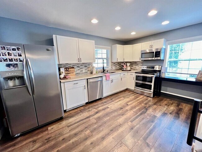 Building Photo - 1333 Lakeview Dr