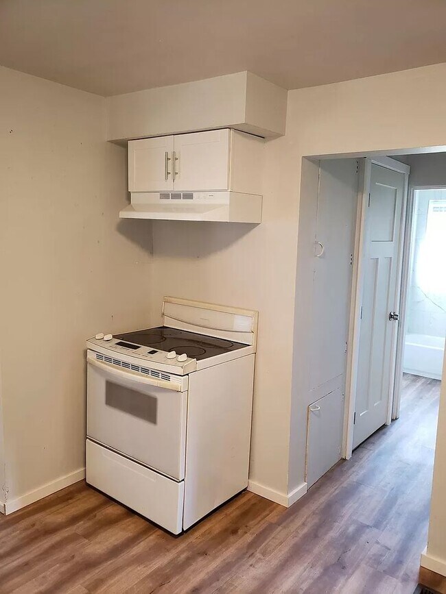 Building Photo - Remodeled 2 bed / 1 bath with den and base...