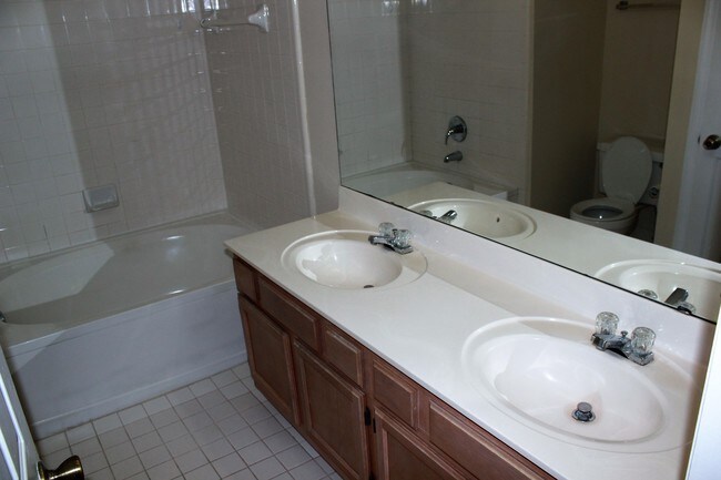 Building Photo - 17919 Kings Point Dr