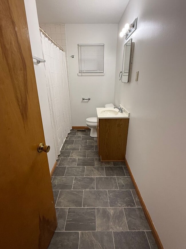Building Photo - 2-bedroom Brick Bungalow in Belpre!
