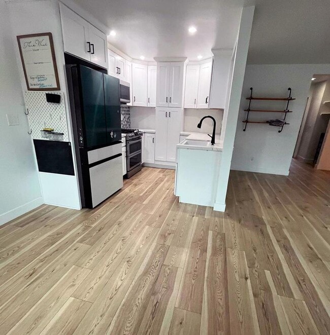 Foto del edificio - 785 W 19th St