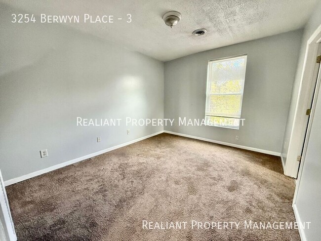 Foto del edificio - 3254 Berwyn Pl