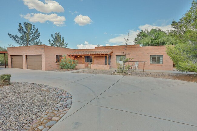 Foto del edificio - HUGE PROPERTY W/ POOL AND HORSE FACILITY W...