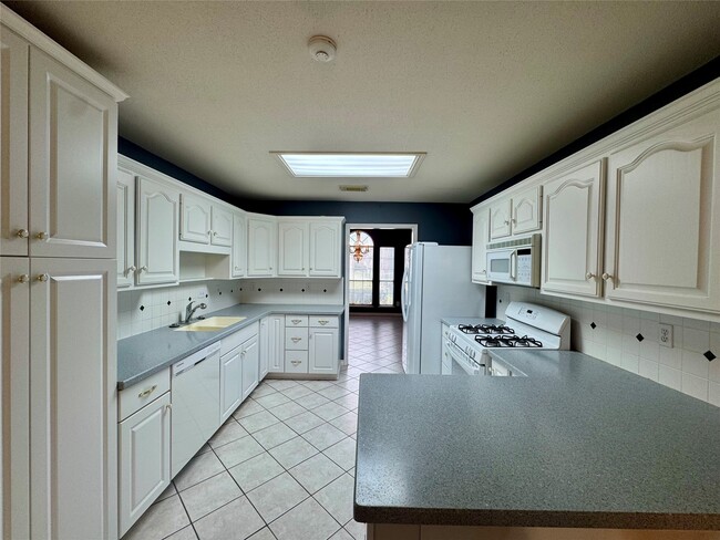 Building Photo - 303 Waterwood Dr