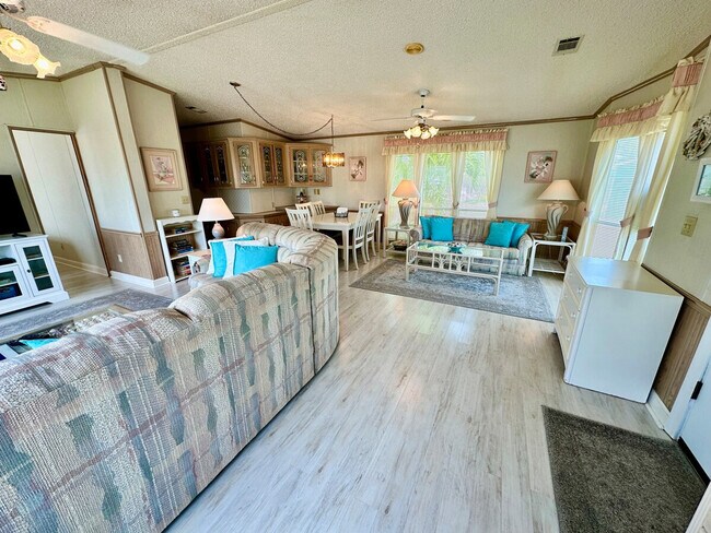 Foto del edificio - 2145 Nettles Blvd