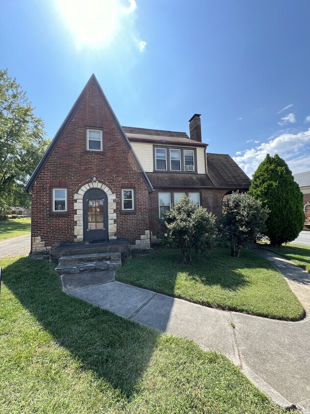 Primary Photo - 807 E Washington Ave