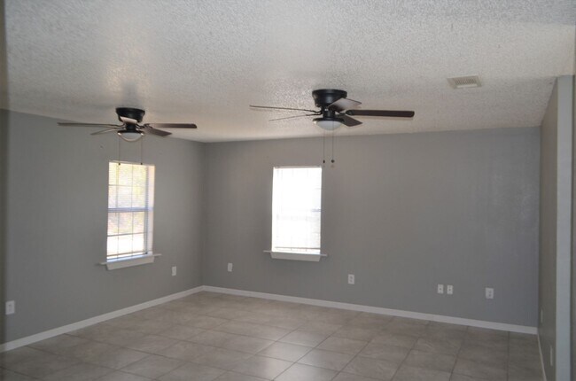 Building Photo - Country setting