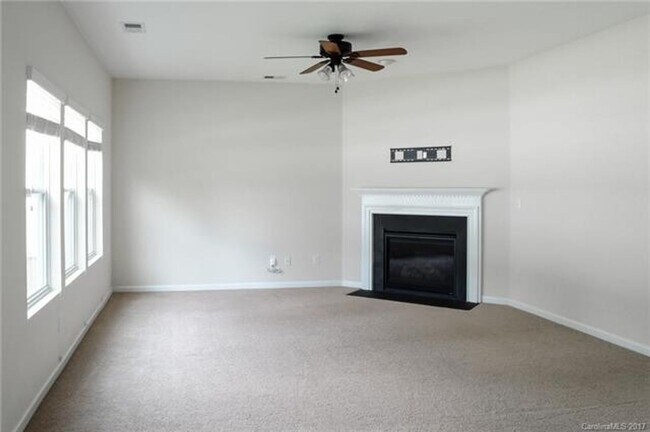 Building Photo - Lovely House in Pristine Location in Pinev...