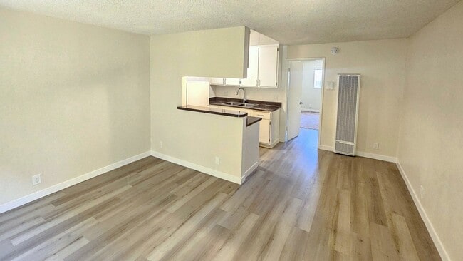 Foto del edificio - 6842 Fulton Ave