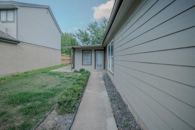 Building Photo - 3411 Hollandale Dr