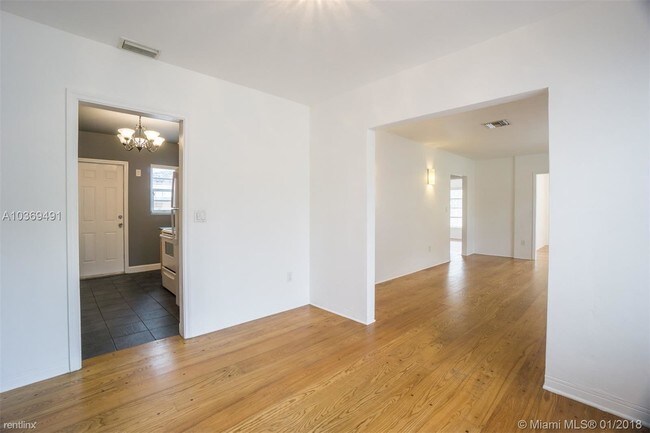 Building Photo - 4 br, 3 bath House - 1421 SW 24th Ave