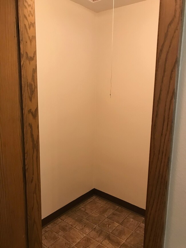 Foto del edificio - Forestview 1 Bedroom Upper Unit