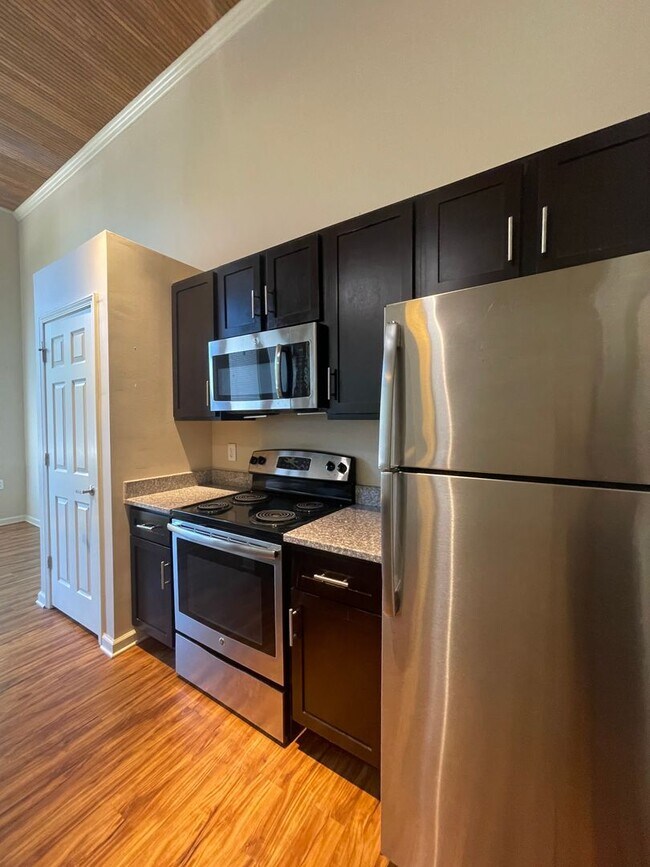 Building Photo - One Bedroom Apartment in Great Downtown Lo...