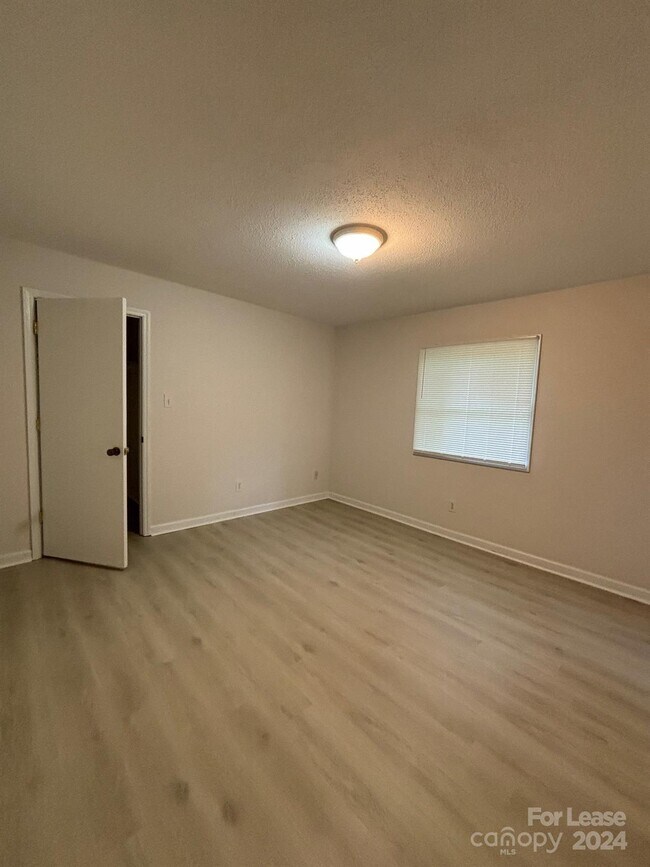 Foto del edificio - 7988 Shady Oak Trail