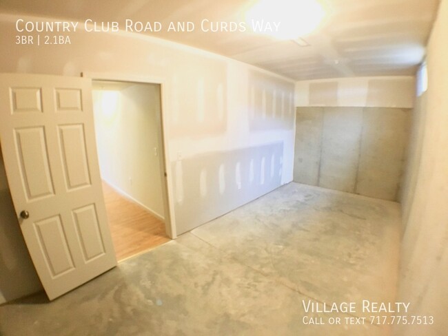 Building Photo - Spacious 3 bed, 2.5 bath Townhome with Gar...