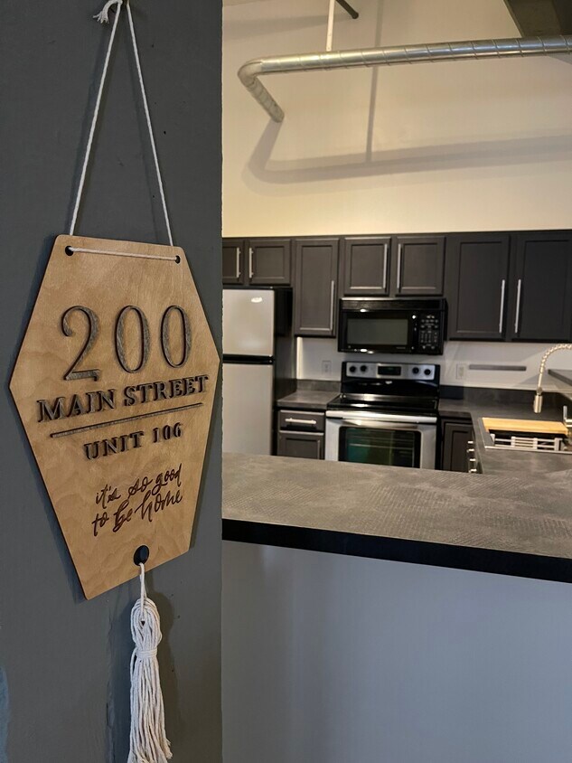 Primary Photo - 200 Main St