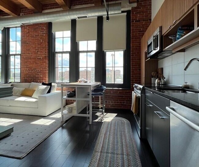 Building Photo - 324 A St