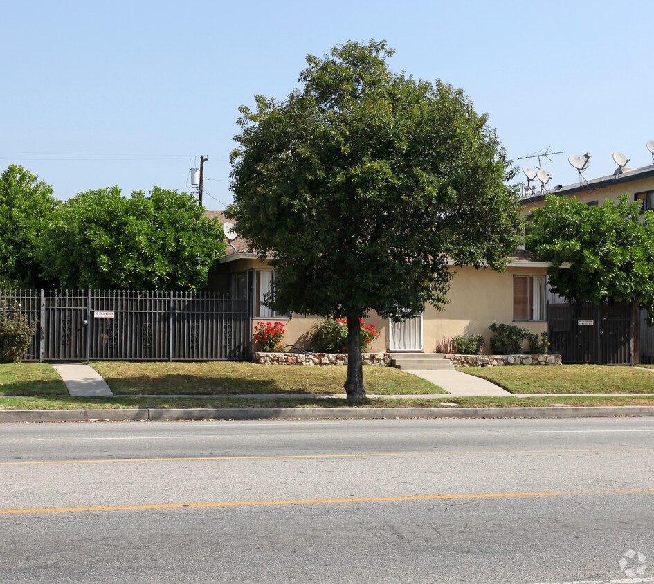 Foto del edificio - 18139 Roscoe Blvd