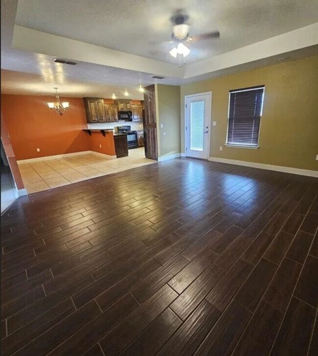 Foto del edificio - Lovely 4 bed, 2 bath, Pet Friendly Home