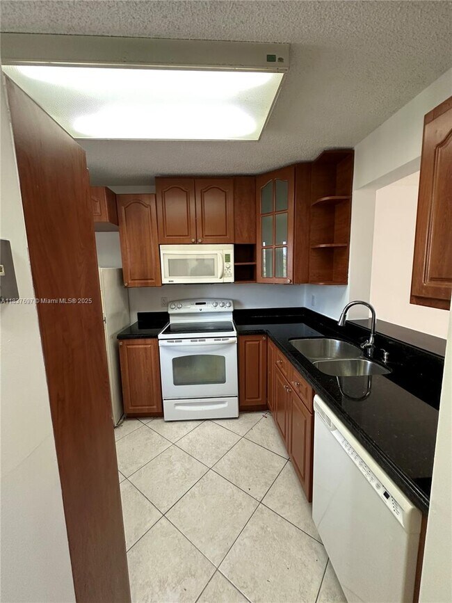 Foto del edificio - 8740 N Sherman Cir
