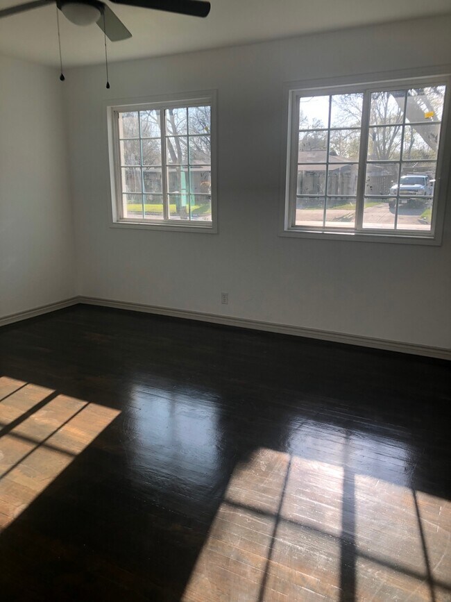 Foto del edificio - Custom Remodeled Home on a Tree lined street in Benbrook!!  Bonus Room could be game room extra l...