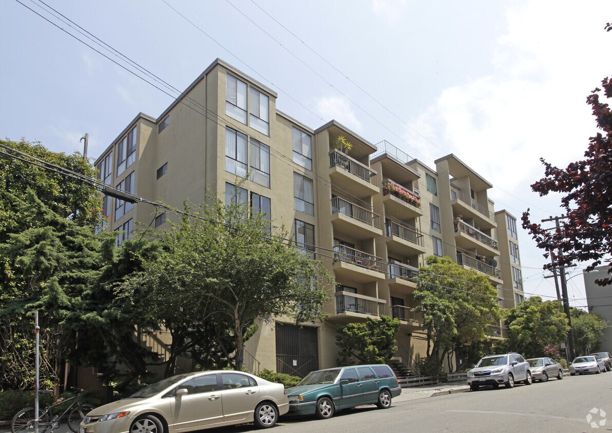 Building Photo - 771 Kingston Ave