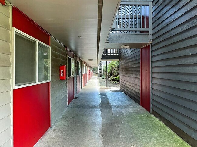 Building Photo - 3115 S 192nd St