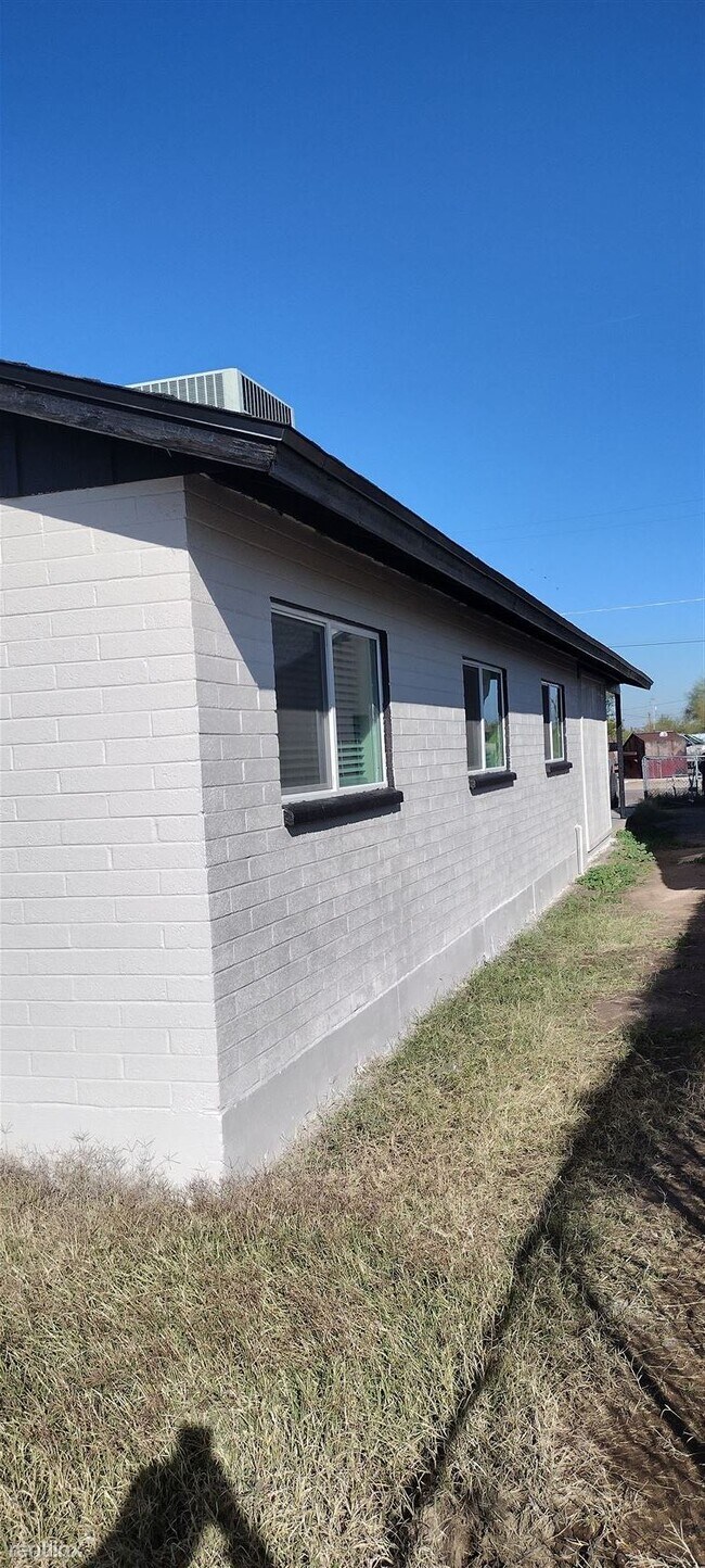 Building Photo - 4 br, 2 bath House - 203 E 4th St