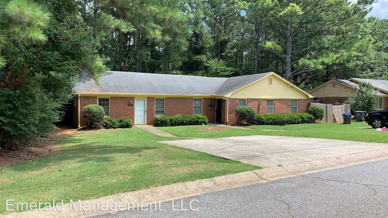 Foto principal - 405-407 Waterbury Dr