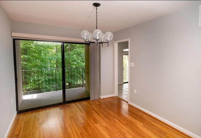 Foto del edificio - 7952 Inverness Ridge Rd