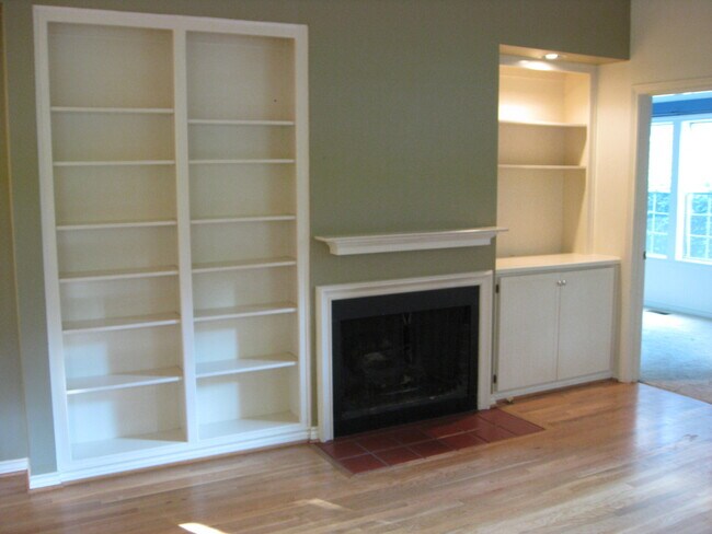 Foto del edificio - Best Possible Location Close to Everything...