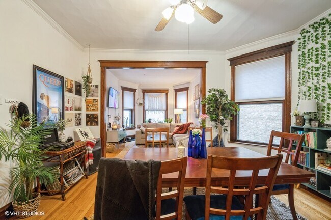 Comedor con aspecto de sala - 1233 W Newport Ave