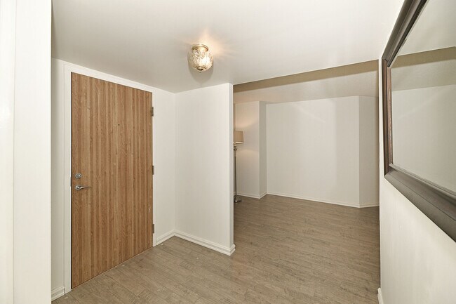 Photo du bâtiment - 409-360 Bloor St E