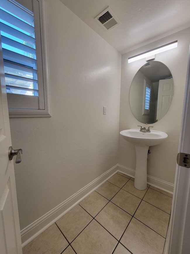 Building Photo - 3 bedroom 2.5 bathroom in desirable NW Vis...