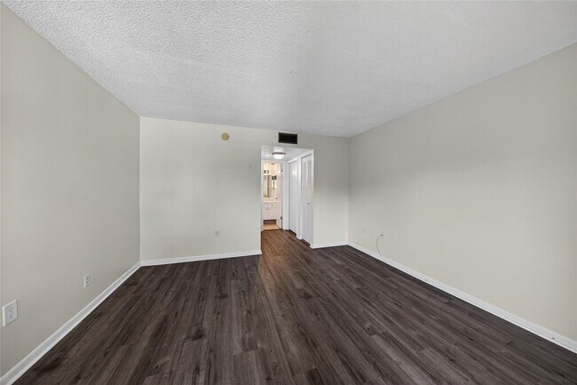 Foto del edificio - 711 N Pine Island Rd