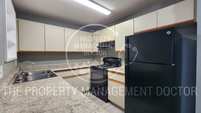 Foto del edificio - 4BR/2.5BA Tampa Home | Dual Kitchen Areas, Private Bedroom & Fresh Updates