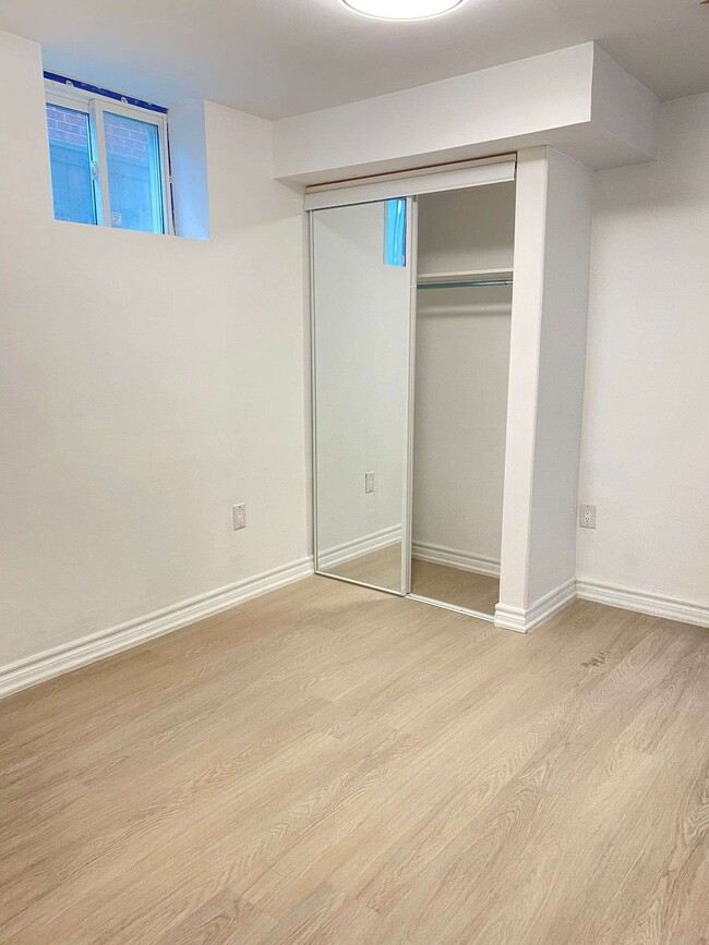 Building Photo - 49 Glenmore Dr