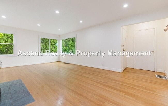 Building Photo - Available NOW! 3 Level 4bed/3bath Convenie...