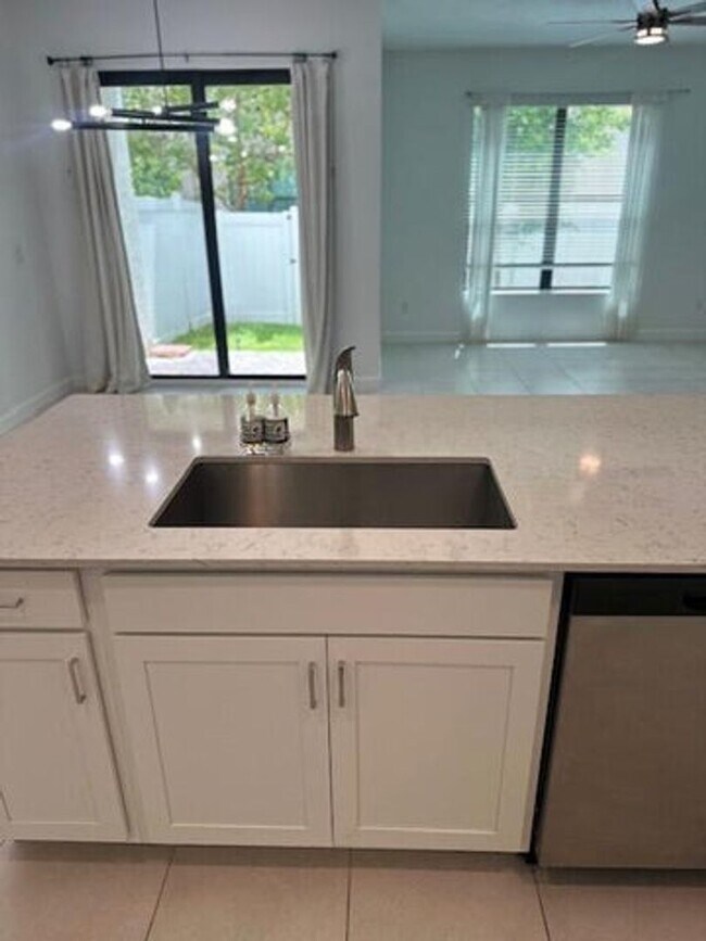 Foto del edificio - 4504 Hartwell Ln