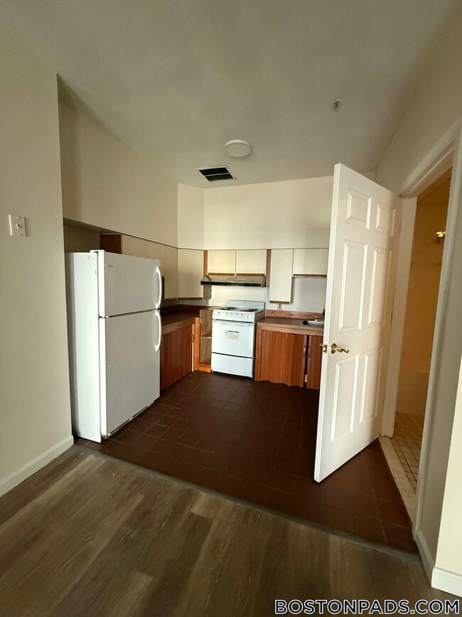 Building Photo - 81 Essex St