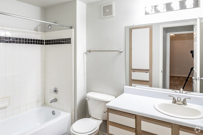 2BR, 2BA - 1,054SF - Villas at Bandera