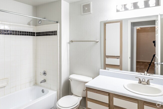 2BR, 2BA - 1,054SF - Villas at Bandera
