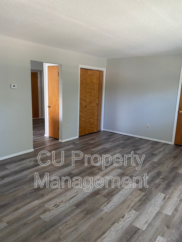 Foto del edificio - 705 Hollycrest Dr