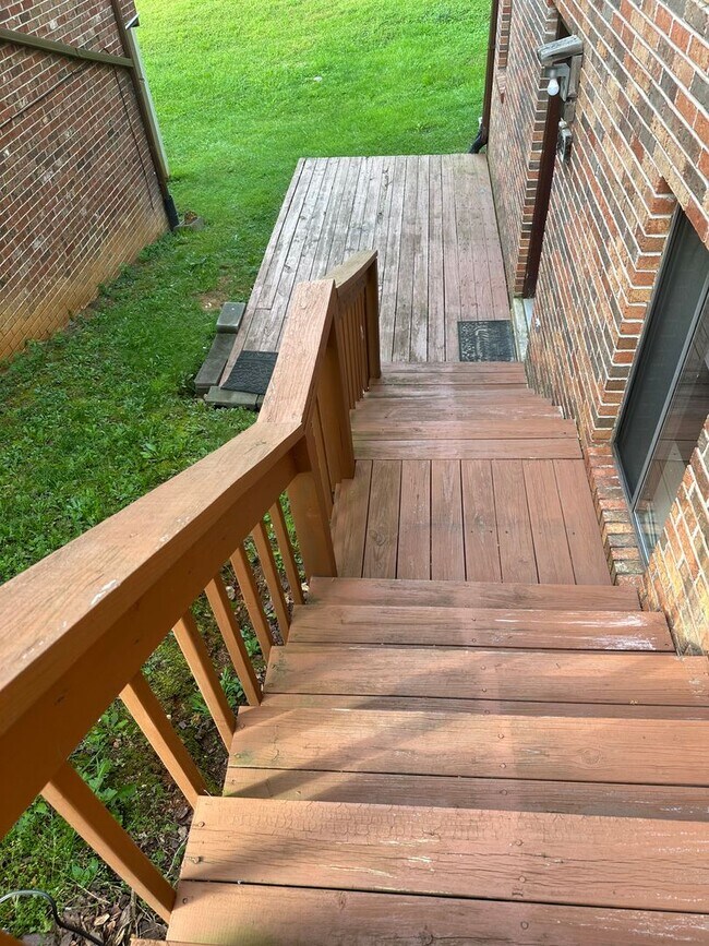 Building Photo - 2 bedroom, 1 bath, Ground Level Apt. Kings...