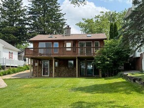 Building Photo - 1508 Lakeview Dr