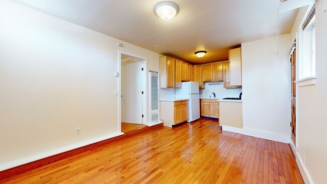 Foto del edificio - 2439 Roosevelt Ave